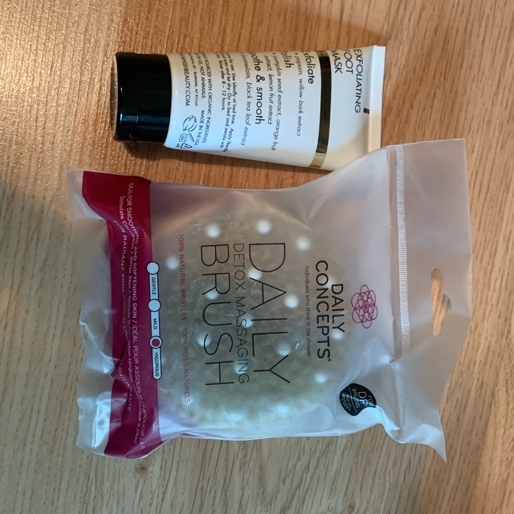 Exfoliating foot mask & daily massaging brush